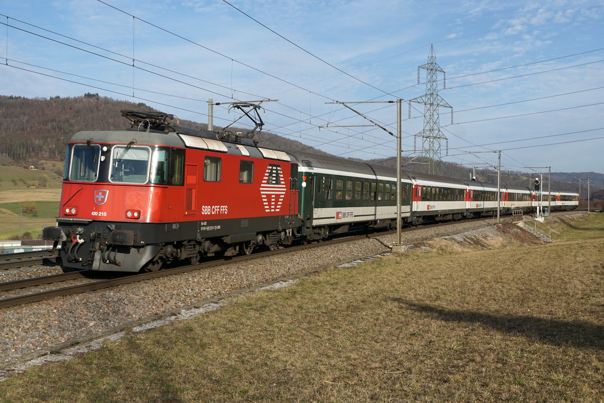 IR 37 Zürich HB - Basel SBB anstatt S-Bahn.
Re 420 215 LION mit ungewohnter Anhängelast bei Frick unterwegs am 21. Februar 2019.
Foto: Walter Ruetsch