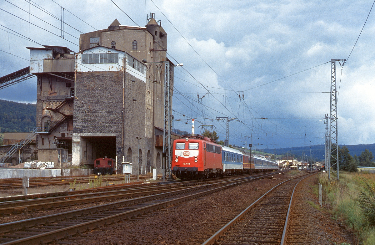 IR Berlin-Erfurt-Frankfurt mit 110 250 und einem Mitropa-Speisewagen als Bistro-Ersatz. Wächtersbach, 08.10.1994.
