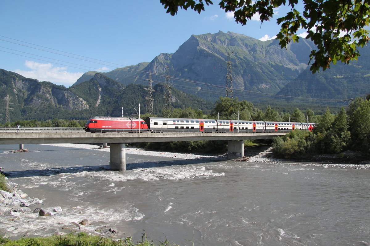 IR von Chur nach Basel am 16.08.16 auf der Rheinbrücke bei Bad Ragaz