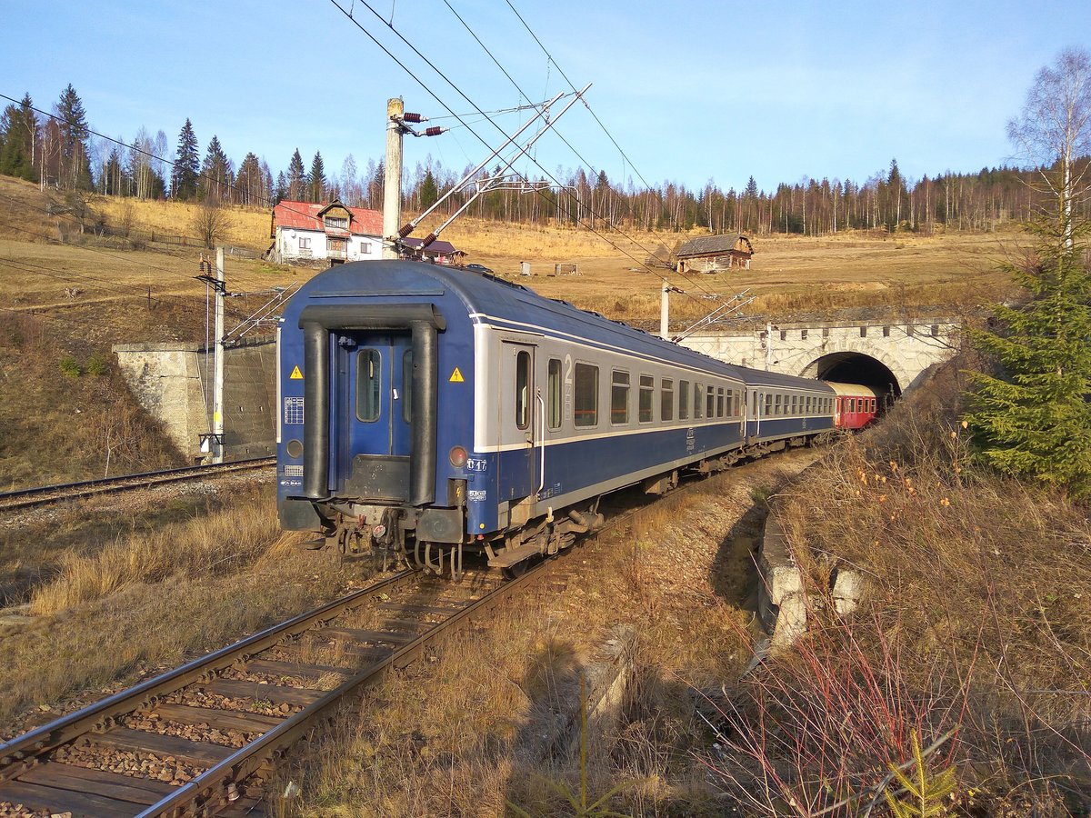 IR-Garnitur nach Galati bei der Einfahrt im Mestacanis Tunnel am 24.11.2017.