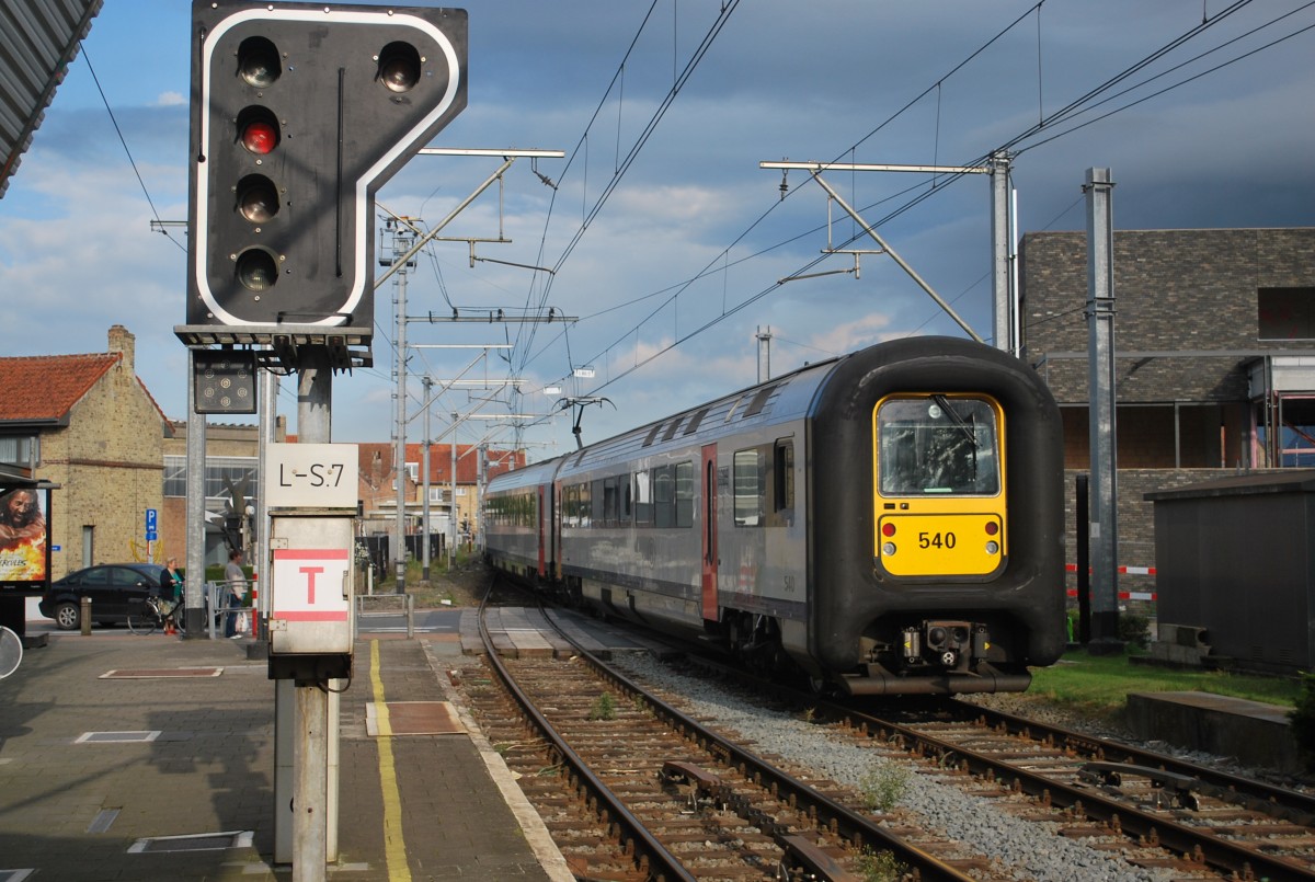 IR-Zug De Panne-Antwerpen verlässt den Bhf Veurne (August 2014).