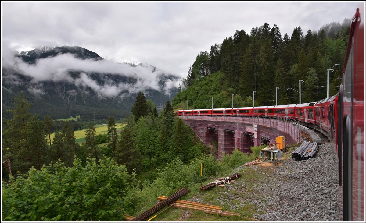 IR1121 nach St.Moritz auf dem Schmittnertobelviadukt, das zur Zeit umfassend erneuert wird. (09.06.2020)