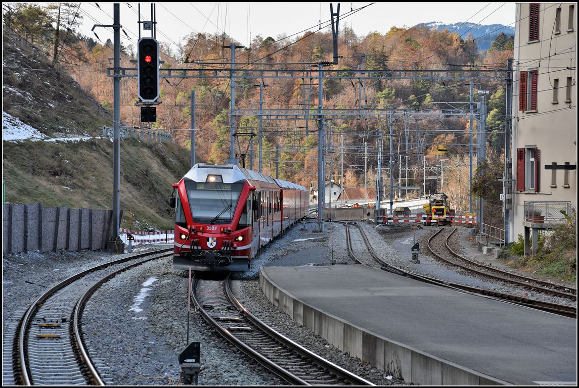 IR1128 aus St.Moritz mit ABe 8/12 3507 erreicht über die neue Hinterrheinbrücke den Bahnhof Reichenau-Tamins. (21.11.2018)