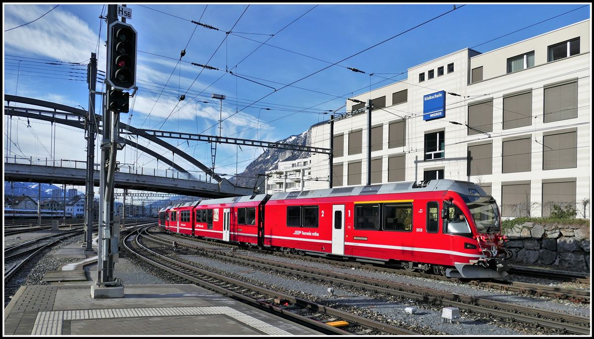 IR1128 aus St.Morutz mit ABe 8/12 3515 fährt in Chur ein. (28.12.2018)