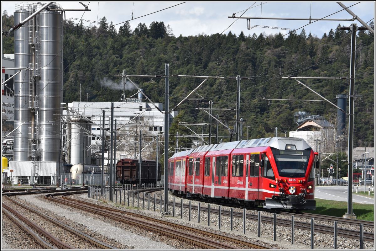IR1128 mit ABe 8/12 3515 in Ems Werk. (10.04.2018)