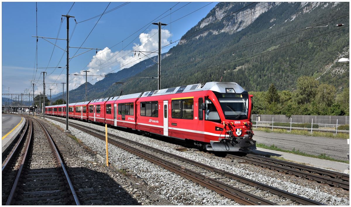 IR1128 nach Chur mit ABe 8/12 3508 und Alvra-Wagen ohne Steuerwagen in Felsberg. (06.09.2018)