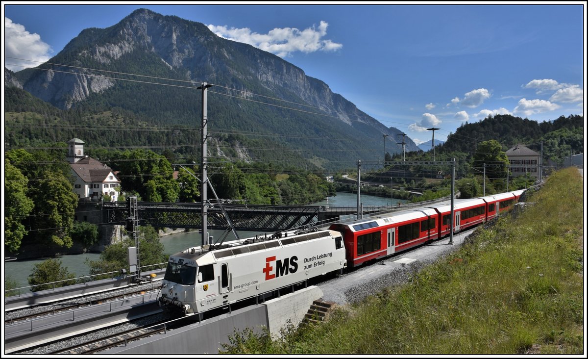 IR1128 nach Chur mit Schublok Ge 4/4 III 643  Vals  in Reichenau-Tamins. (03.06.2020)