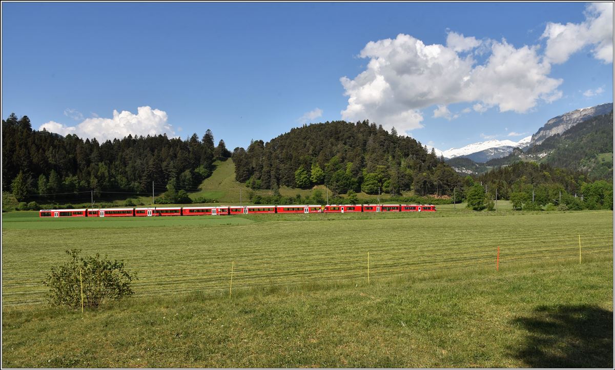 IR1128 St.Moritz - Chur mit ABe 8/12 beim Gletscherhügel Bot Danisch zwischen Bonaduz und Reichenau-Tamins. (07.05.2018)