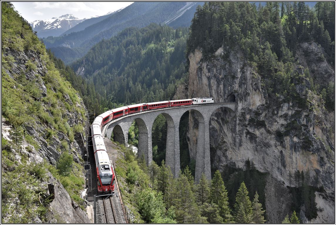 IR1129 mit Ge 4/4 III 643  Vals  und Steuerwagen Ait57801 auf dem Landwasserviadukt. (10.06.2019)
