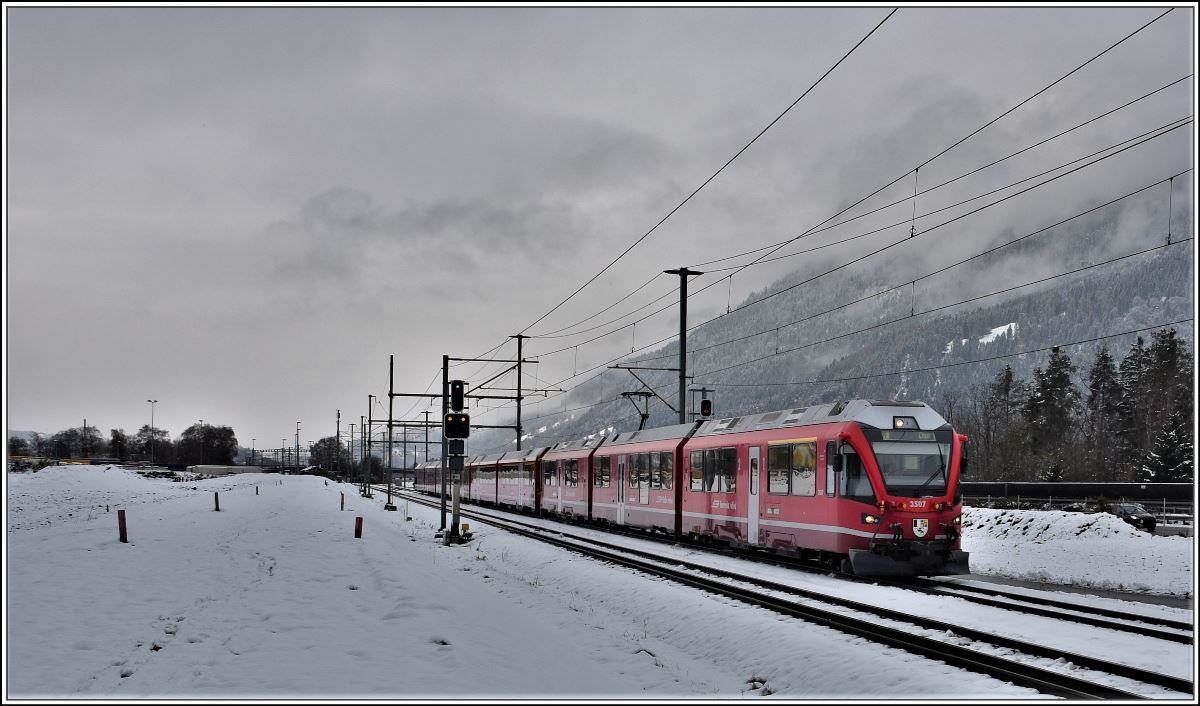 IR1132 mit Allegra ABe 8/12 3507 bei Felsberg. (19.11.2017)