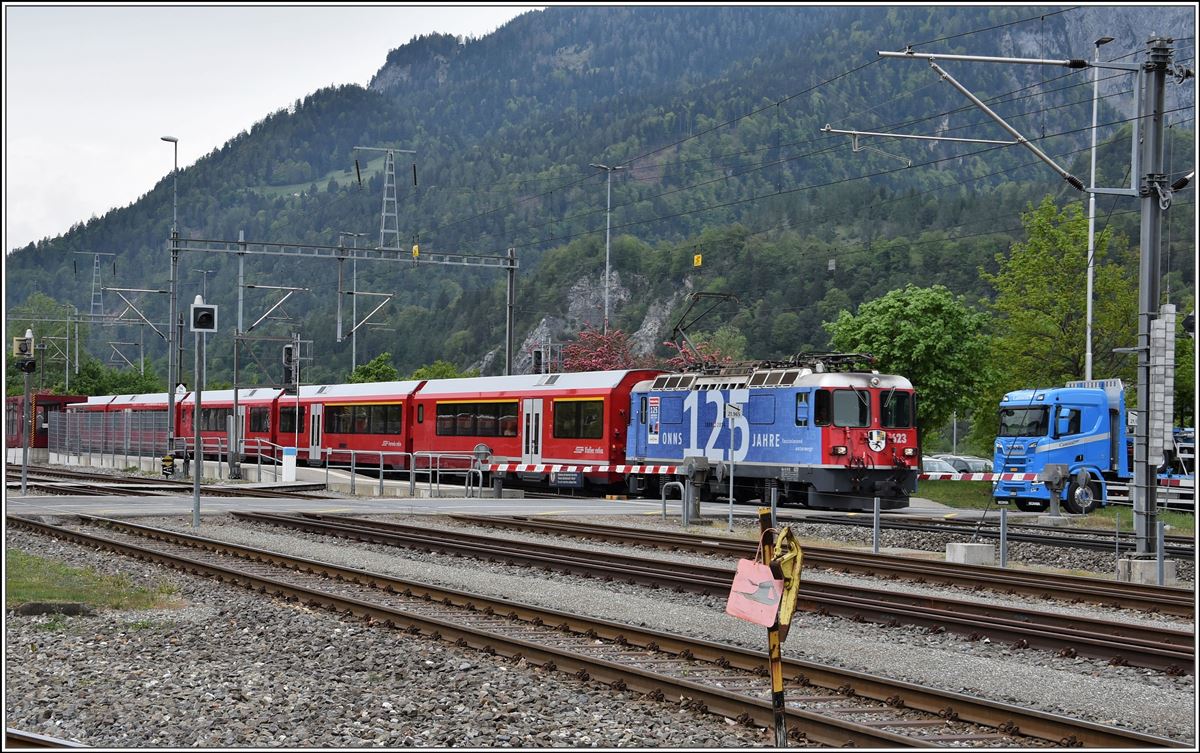 IR1132 mit Ge 4/4 II 623  Bonaduz  in Ems Werk. (02.05.2018)