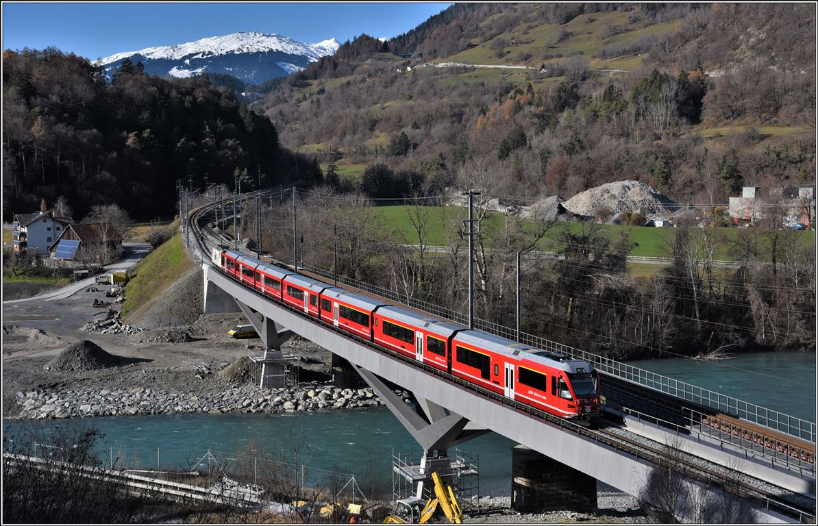 IR1132 nach Chur mit Ait57305 an der Spitze und Ge 4/4 III 643  Vals  am Schluss auf der neuen Brücke. (05.12.2019)