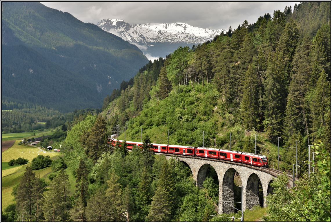 IR1132 nach Chur mit Steuerwagen Ait57803 an der Spitze und Allegra ABe 8/12 3511 am Schluss auf dem Schmittentobelviadukt.(10.06.2019)