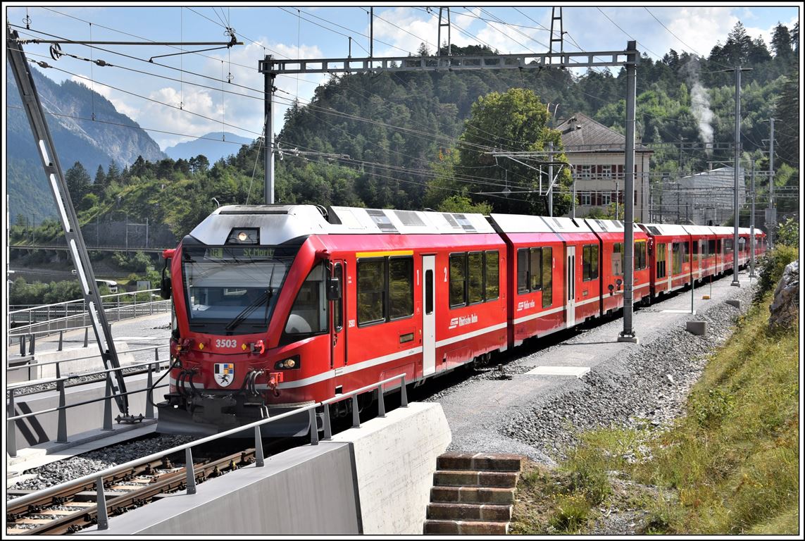 IR1133 mit ABe 8/12 3503. nach St.Moritz fährt auf die Hinterrheinbrücke in Reichenau-Tamins. (23.07.2020)