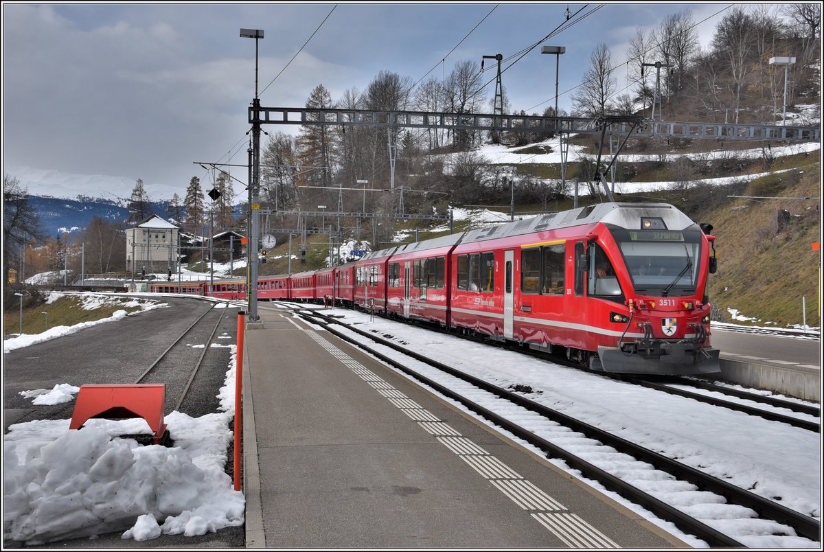 IR1133 mit ABe 8/12 3511 nach St.Moritz fährt in Filisur ein. (22.11.2019)