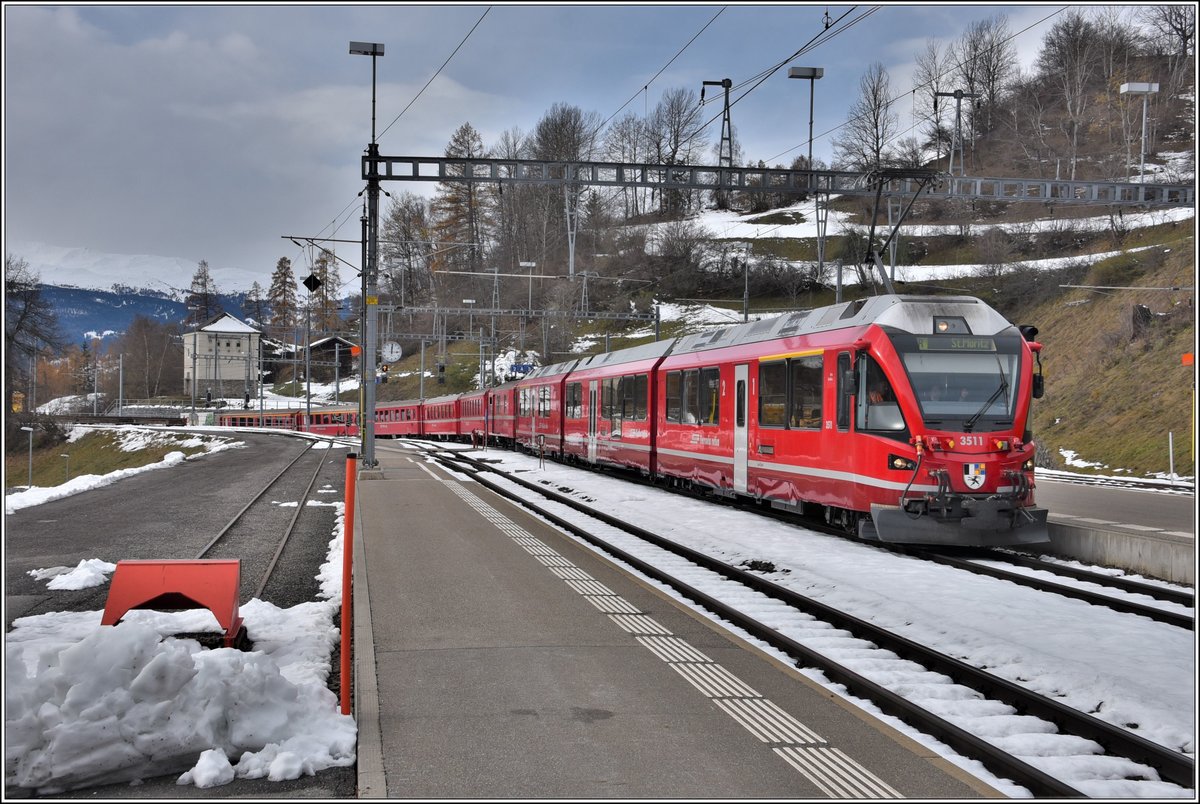 IR1133 mit ABe 8/12 3511 nach St.Moritz fährt in Filisur ein. (22.11.2019)