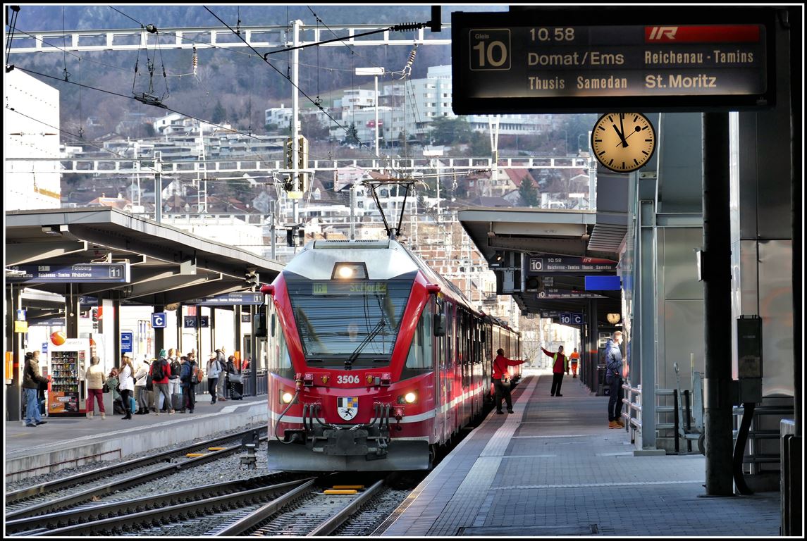 IR1133 mit ABe 8/12 36506 nach St.Moritz ist zur Abfahrt bereit. (28.12.2018)