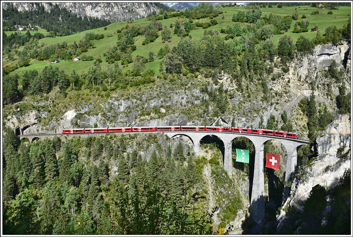 IR1133 mit einem Allegra ABe 8/12 auf dem Landwasserviadukt. (30.09.2019)