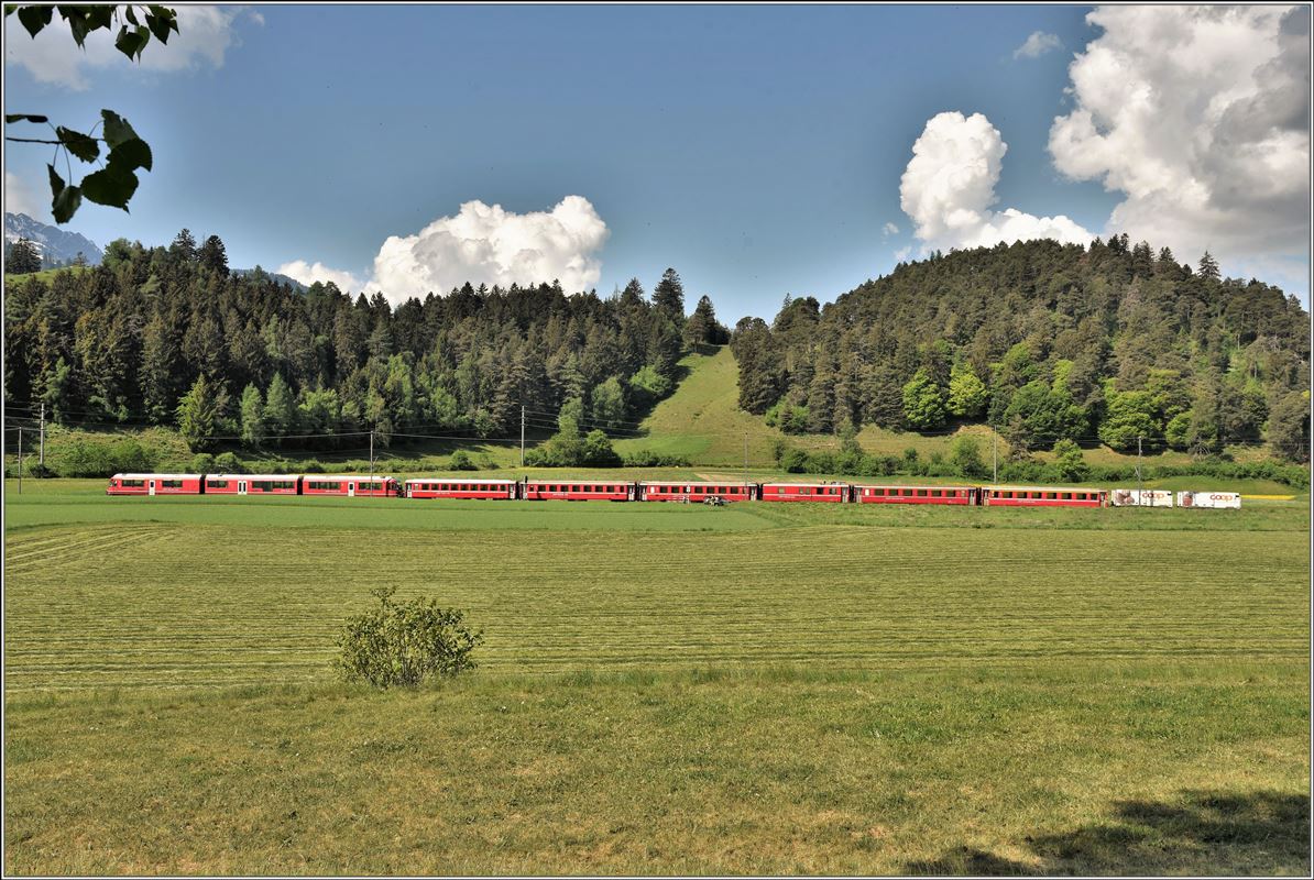 IR1133 nach St.Moritz mit ABe 8/12 und alter Wagengarnitur beim Bot Danisch zwischen Reichenau-Tamins und Bonaduz. (07.05.2018)