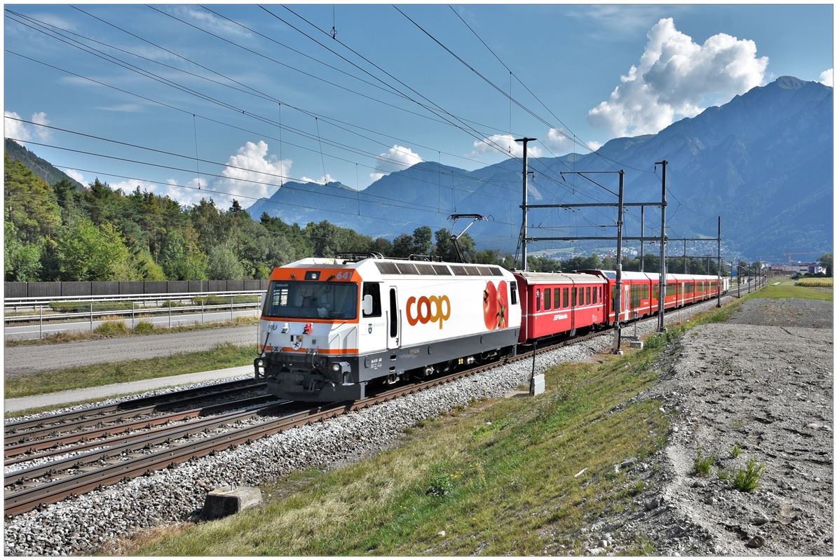 IR1133 nach St.Moritz mit Ge 4/4 III 641  Maienfeld  mit Zusatz B, Alvra-Komp und zwei Kühlcontainer COOP am Schluss in Felsberg. (06.09.2018)