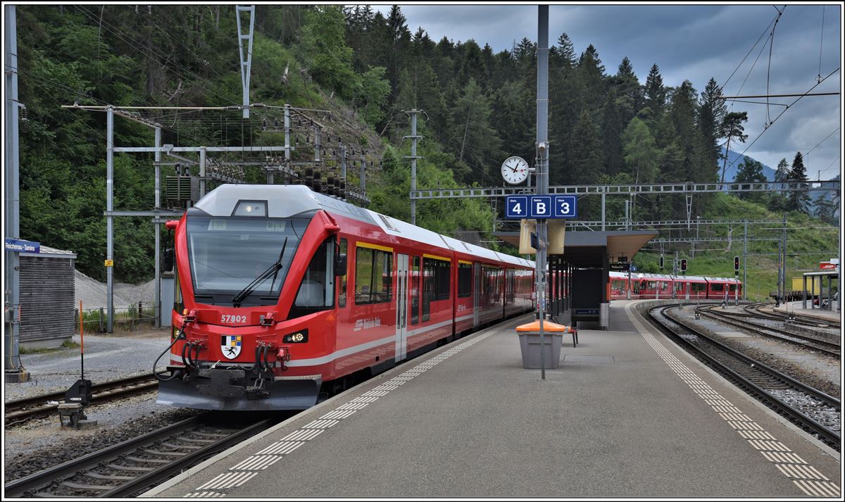 IR1136 aus St.Moritz mit Steuerwagen At 57802 und einem Allegra trifft leicht vorzeitig in Reichenau-Tamins ein. (04.06.2020)