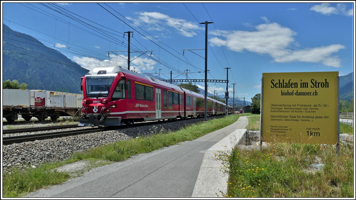 IR1136 aus St.Moritz nach Chur mit Steuerwagen At57802 an der Spitze rauscht durch Felsberg. (05.07.2020)