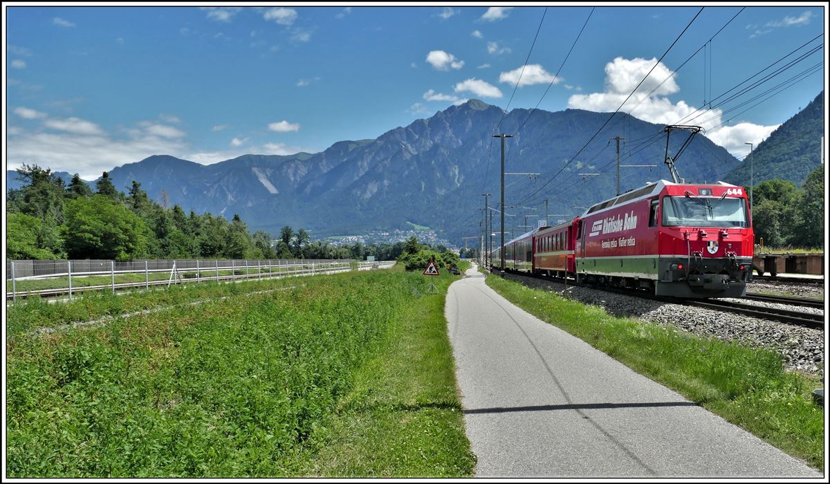 IR1136 mit der schiebenden Ge 4/4 III 644  Savognin ist bei Felsberg auf dem Weg nach Chur. Im Hintergrund der Montalin 2265m. (05.07.2020)