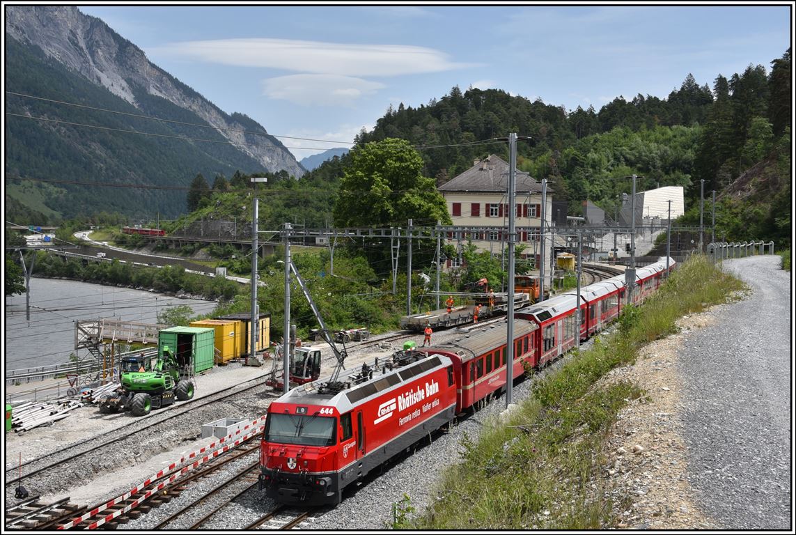 IR1136 mit schiebender Ge 4/4 III 644  Savognin  in Reichenau-Tamins. (14.06.2019)