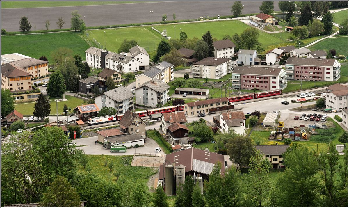IR1136 nach Chur mit Ge 4/4 III 641  Maienfeld  bei der Durchfahrt in Cazis. (07.05.2018)