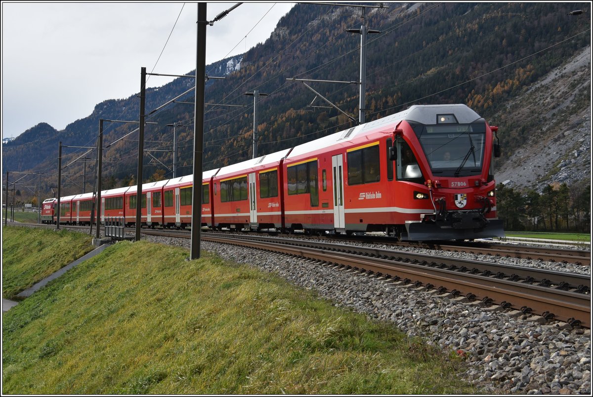 IR1136 nach Chur mit Steuerwagen Ait 57806 an der Spitze zwischen Felsberg und Chur West. (23.11.2019)