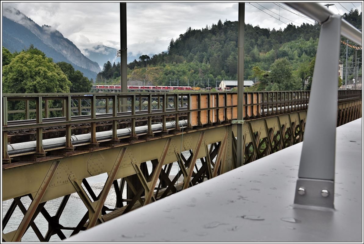 IR1137 mit ABe 8/12 3501 fährt in Reichenau-Tamins ein. Im Vordergrund die jetzige Hinterrheinbrücke der RhB, die nach Inbetriebnahme der neuen Brücke saniert wird. (21.07.2018)