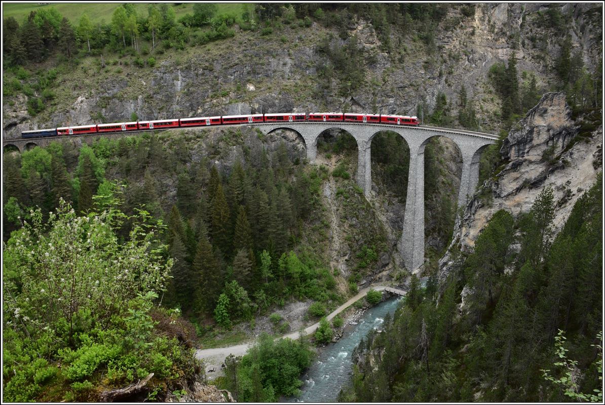 IR1137 nach St.Moritz mit ABe 8/12 und Alvra-Komposition und Speisewagen am Zugschluss auf dem Landwasserviadukt vor Filisur.(13.05.2018)