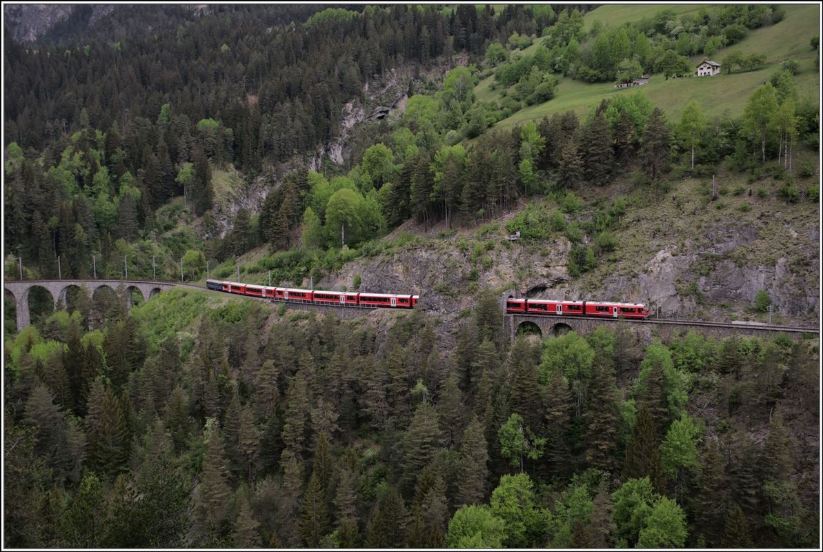 IR1137 nach St.Moritz mit ABe 8/12 und Alvra-Komposition und Speisewagen am Zugschluss im Zalainttunnel vor Filisur.(13.05.2018)