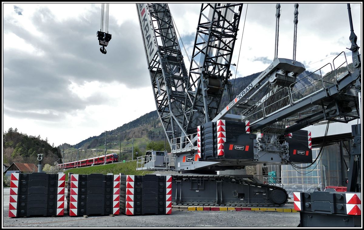 IR1140 aus St.Moritz mit einem Ait Steuerwagen an der Spitze nähert sich der Brückenbaustelle in Reichenau-Tamins. (19.04.2019)