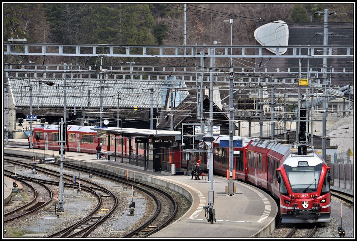 IR1140 aus St.Moritz mit Steuerwagen Ait57806 an der Spitze und ABe 8/13 3507 am Schluss in Reichenau-Tamins. (02.04.2019)
