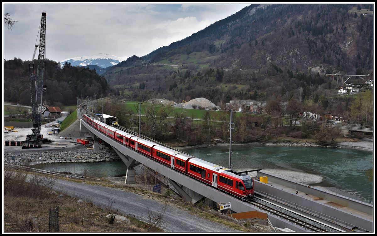 IR1140 aus St.Moritz mit Steuerwagen Ait57806 an der Spitze und ABe 8/13 3507 am Schluss auf der Hinterrheinbrücke in Reichenau-Tamins. (02.04.2019)