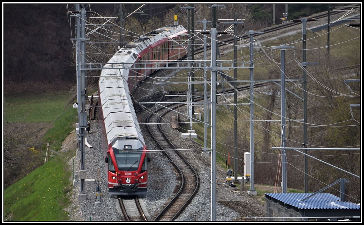 IR1140 aus St.Moritz mit Steuerwagen Ait 57806 und schiebendem ABe 8/12 3507 nähert sich der provisorischen Verbindung Richtung Oberland. (02.04.2019)