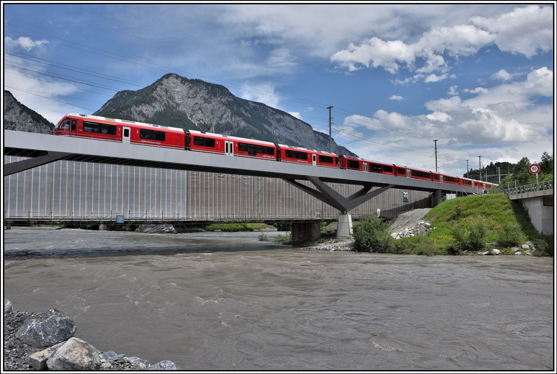 IR1140 mit ABe 8/12 3506 auf der Hinterrheinbrücke in Reichenau-Tamins. Die alte eingepackte Brücke wird saniert und anschliessend als zweite Brücke wieder in Betrieb genommen. (11.06.2019)