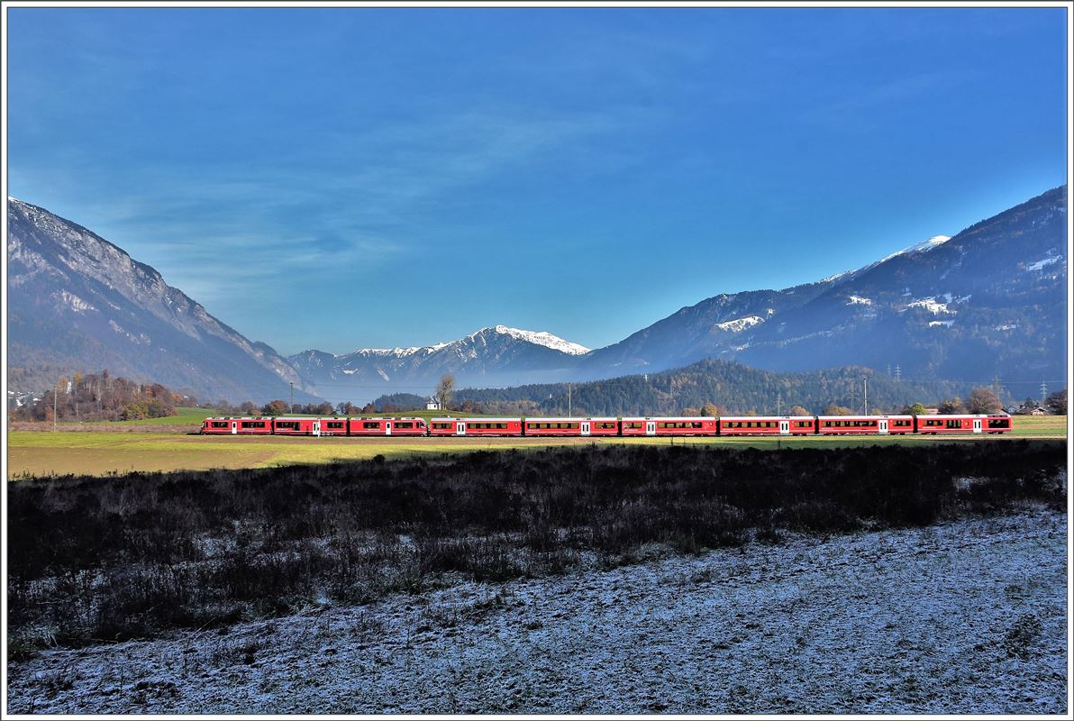 IR1140 mit Allegra/Alvra bei der Kapelle Sogn Mang zwischen Bonaduz und Reichenau-Tamins. Im Hintergrund leuchtet der schneebedeckte Montalin 2266m.(16.11.2017)