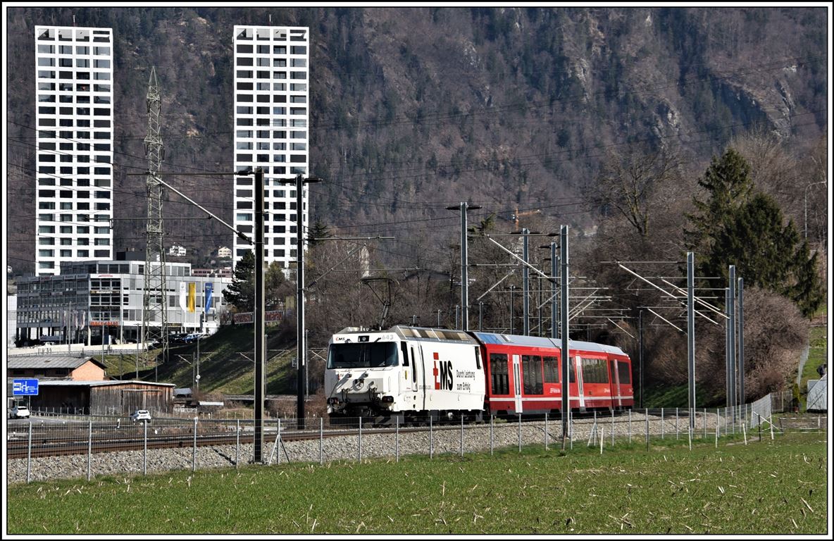 IR1140 von St.Moritz mit Ge 4/4 III 643  Vals  zwischen Felsberg und Chur West. (15.03.2020)