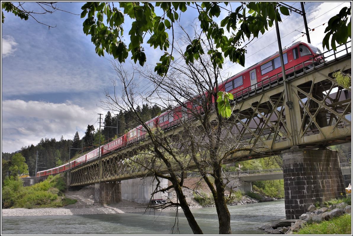 IR1141 nach St.Moritz mit ABe 8/12 3502 auf der alten Hinterrheinbrücke bei Reichenau-Tamins. (29.04.2018)