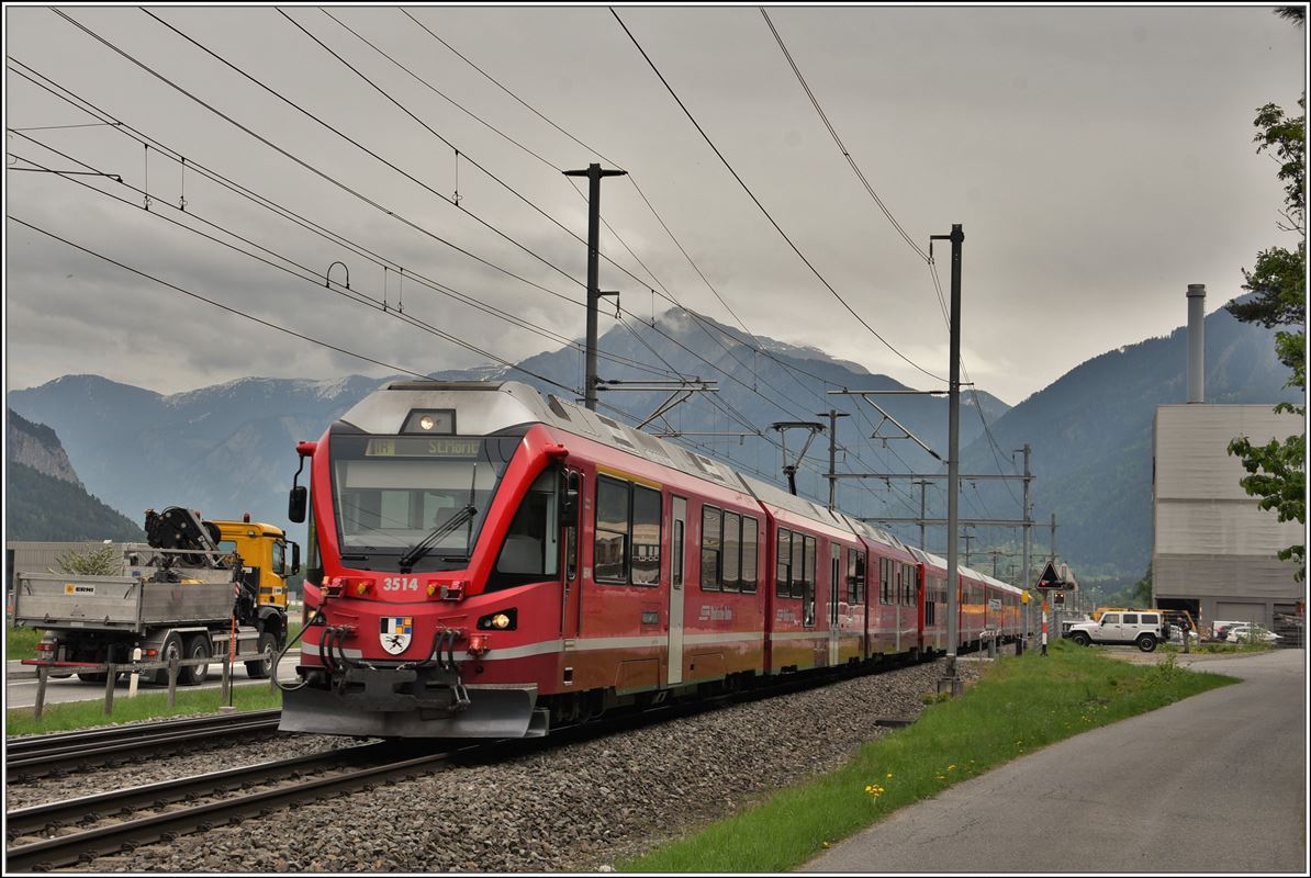 IR1141 nach St.Moritz mit ABe 8/12 3514 bei Ems Werk. (02.05.2018)