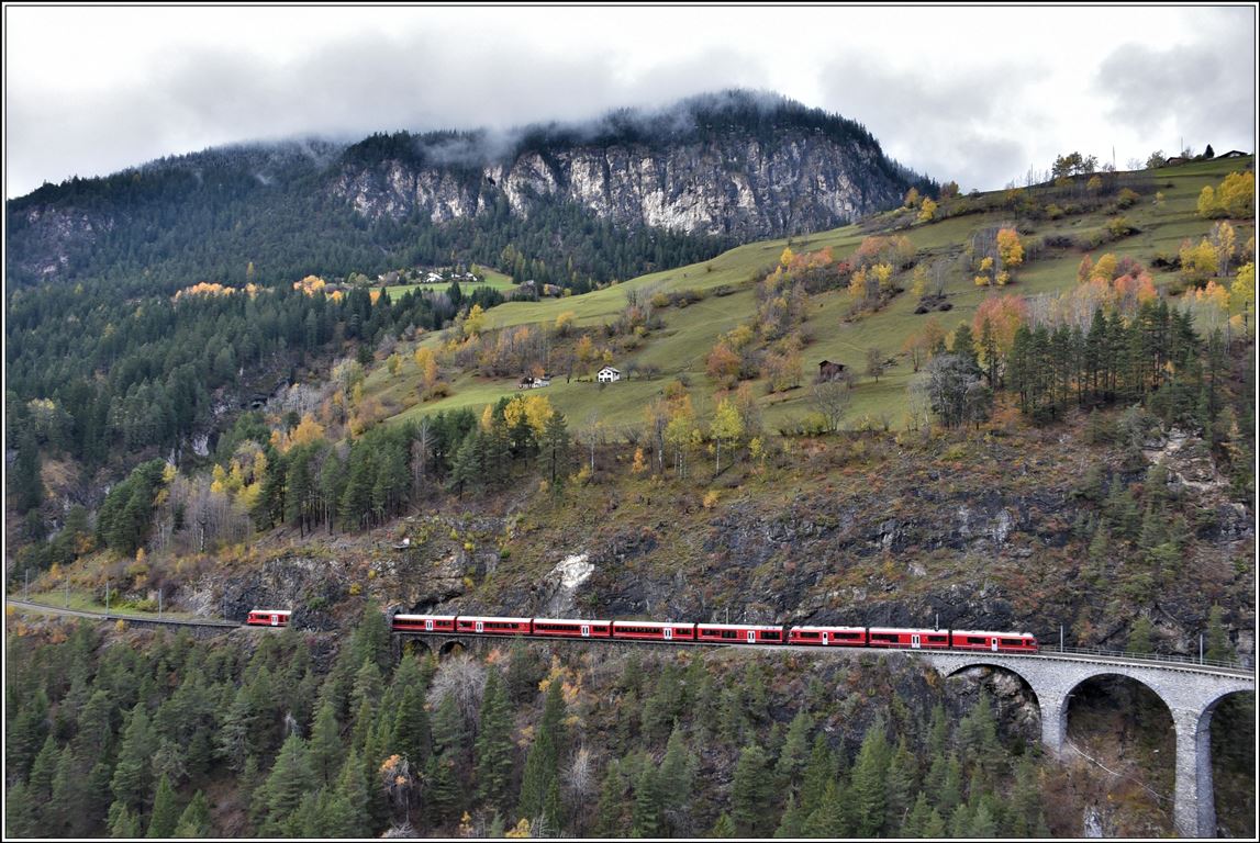IR1141 nach St.Moritz mit einem Allegra ABe 8/12 an der Spitze durchquert den Zalainttunnel und erreicht den Landwasserviadukt. (06.11.2019)