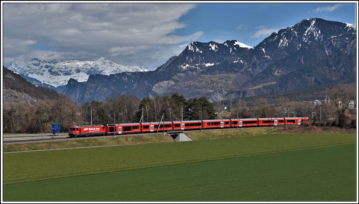 IR1141 nach St.Moritz mit Ge 4/4 III 648  Susch  zwischen Chur West und Felsberg. (12.03.2020)