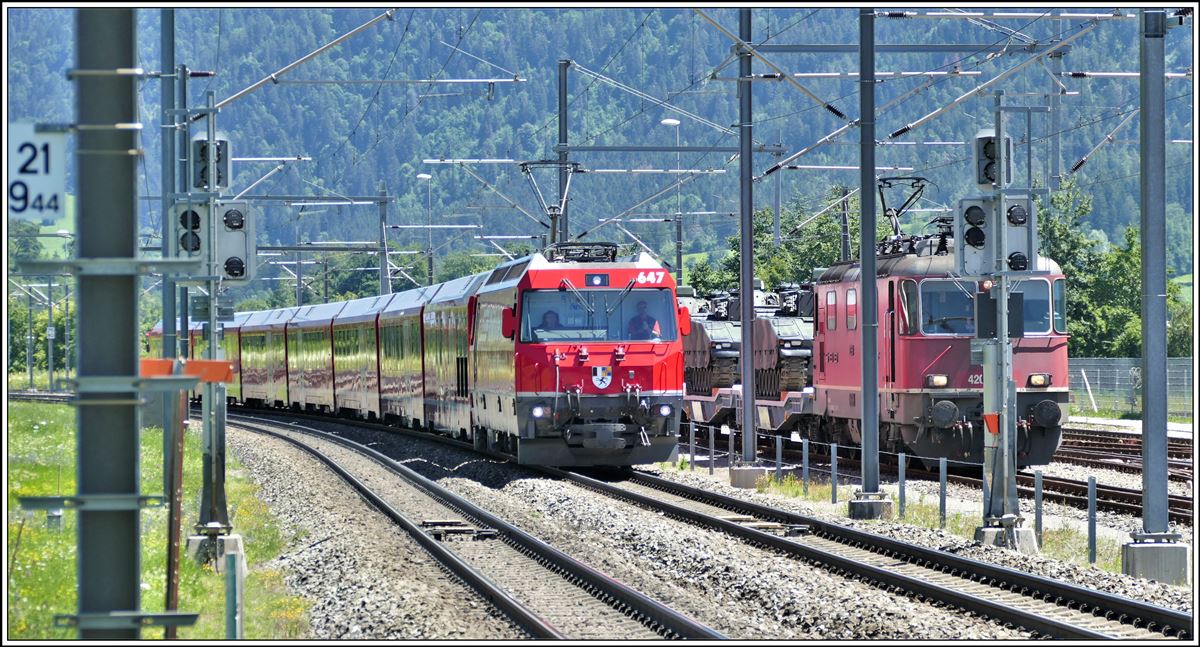 IR1141 nach St.Moritz mit Ge 4/4 III 647  Grüsch  in Ems Werk, wo 420 269-3 mit dem Panzerzug eingetroffen ist. (07.07.2020)