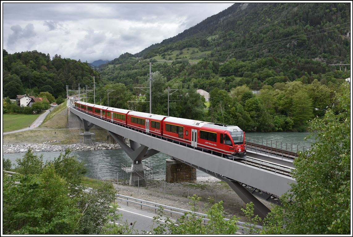 IR1144 mit Steuerwagen 57803 und Ge 4/4 III 641  Maienfeld  am Zugschluss überquert den Hinterrhein auf der neuen Brücke und wechselt das Gleis erst nach dem Bahnhof Reichenau-Tamins.(13.05.2020)