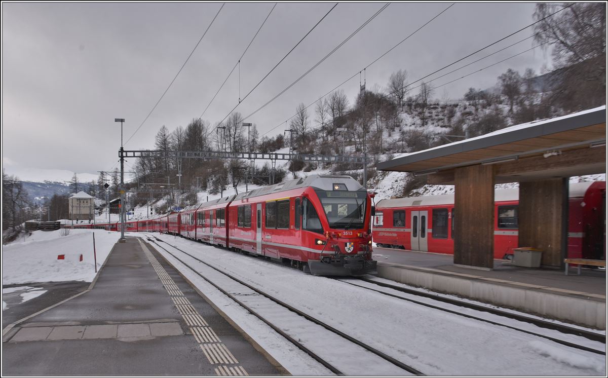 IR1145 mit ABe 8/12 3513 nach St.Moritz fährt in Filisur ein. (19.01.2018)