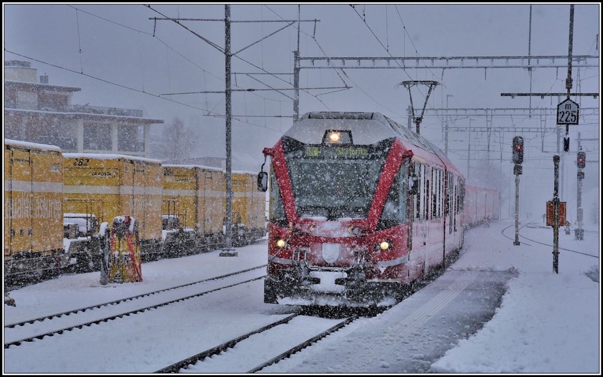 IR1145 mit ABe 8/12 nach St.Moritz fährt in Samedan ein. (04.04.2019)