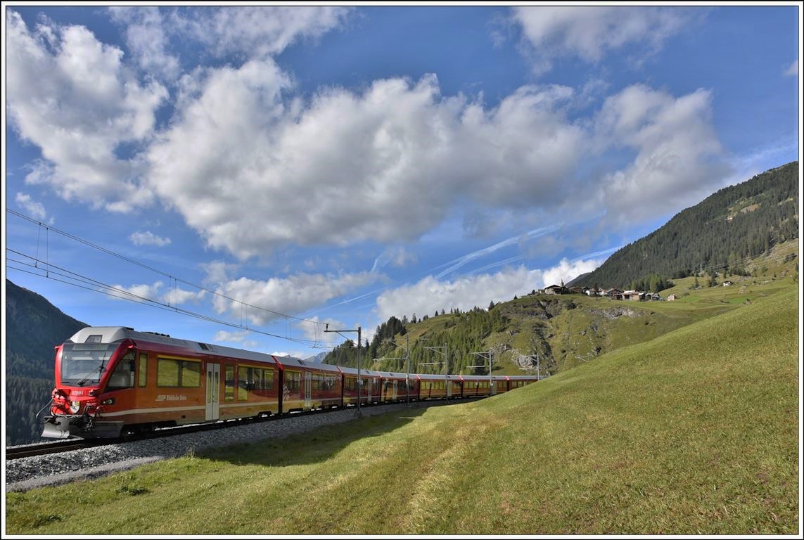 IR1145 mit dem Steuerwagen 57801 am Zugschluss oberhalb Bergün auf der Fahrt nach St.Moritz. (30.09.2019)