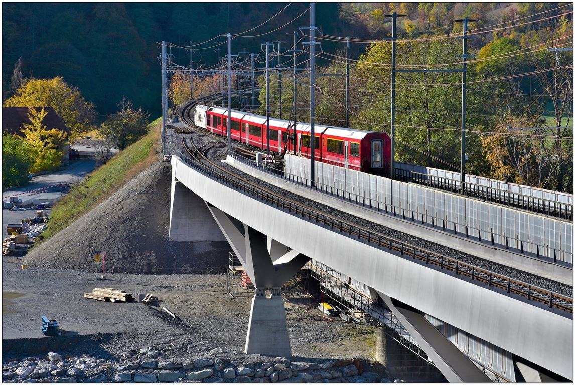IR1145 mit der Ge 4/4 III 643  Vals  nach St.Moritz überquert den Hinterrhein noch auf der alten Brücke. Neben der Lok erkennt man die provisorische Weiche zur Einführung der Oberländer Linie auf die neue Brücke. (03.11.2018)